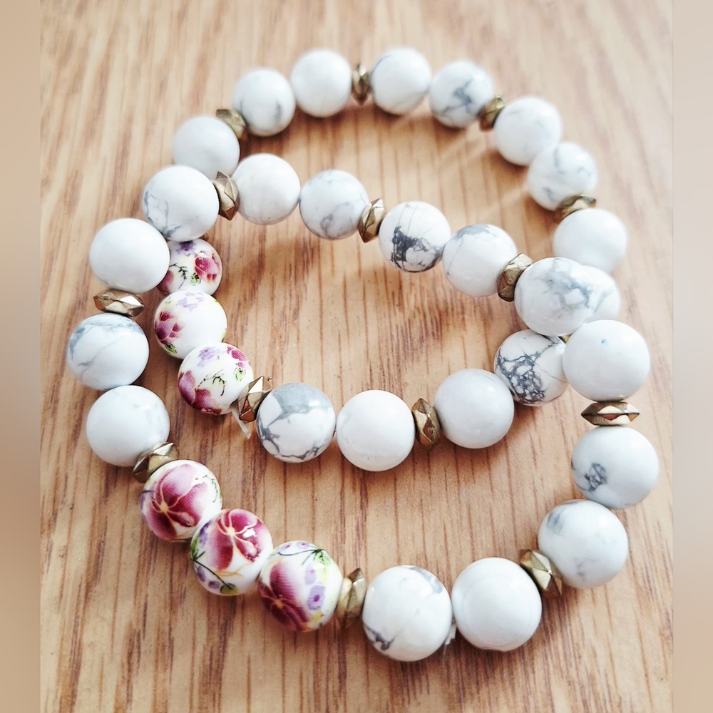 ​VTG Boho White Howlite Style Bead Bracelet Set - Floral Porcelain Accents - 2pc